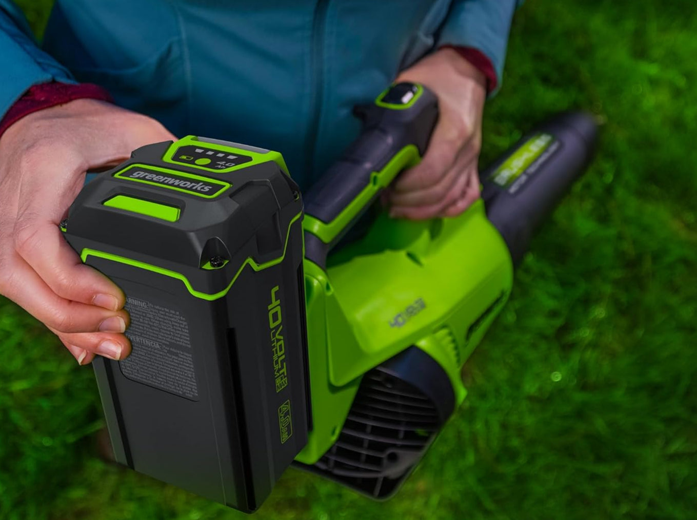 Greenworks Soplador de Hojas axial sin escobillas de 40 V (550 CFM/130 mph) con batería USB de 4 Ah y Cargador