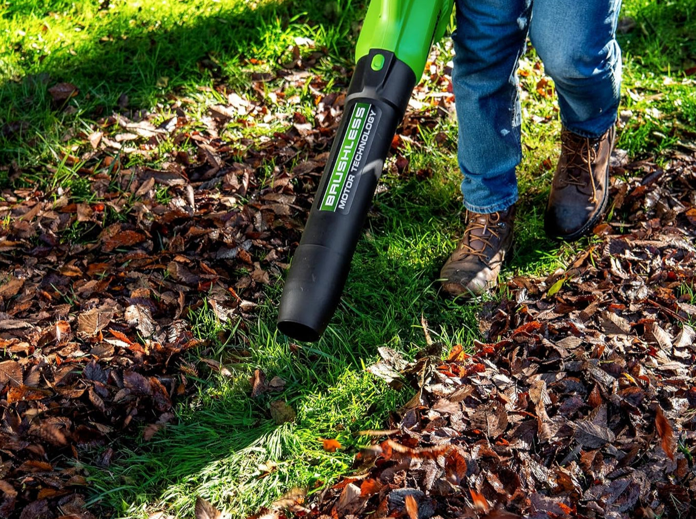 Greenworks Soplador de Hojas axial sin escobillas de 40 V (550 CFM/130 mph) con batería USB de 4 Ah y Cargador